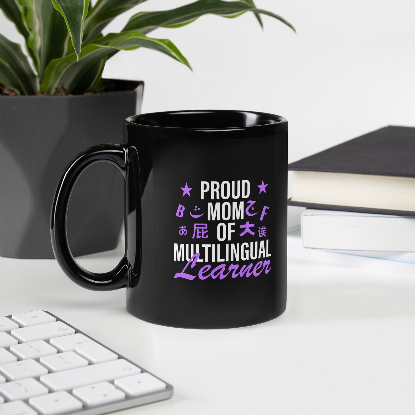 Mamá orgullosa de la taza negra brillante del estudiante multilingüe.