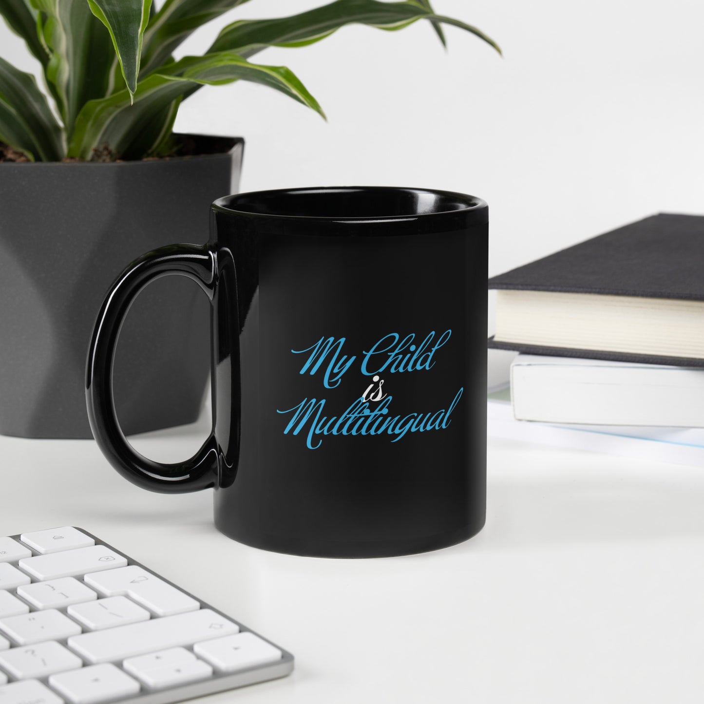 Taza Multilingüe Niño Negro Brillo.