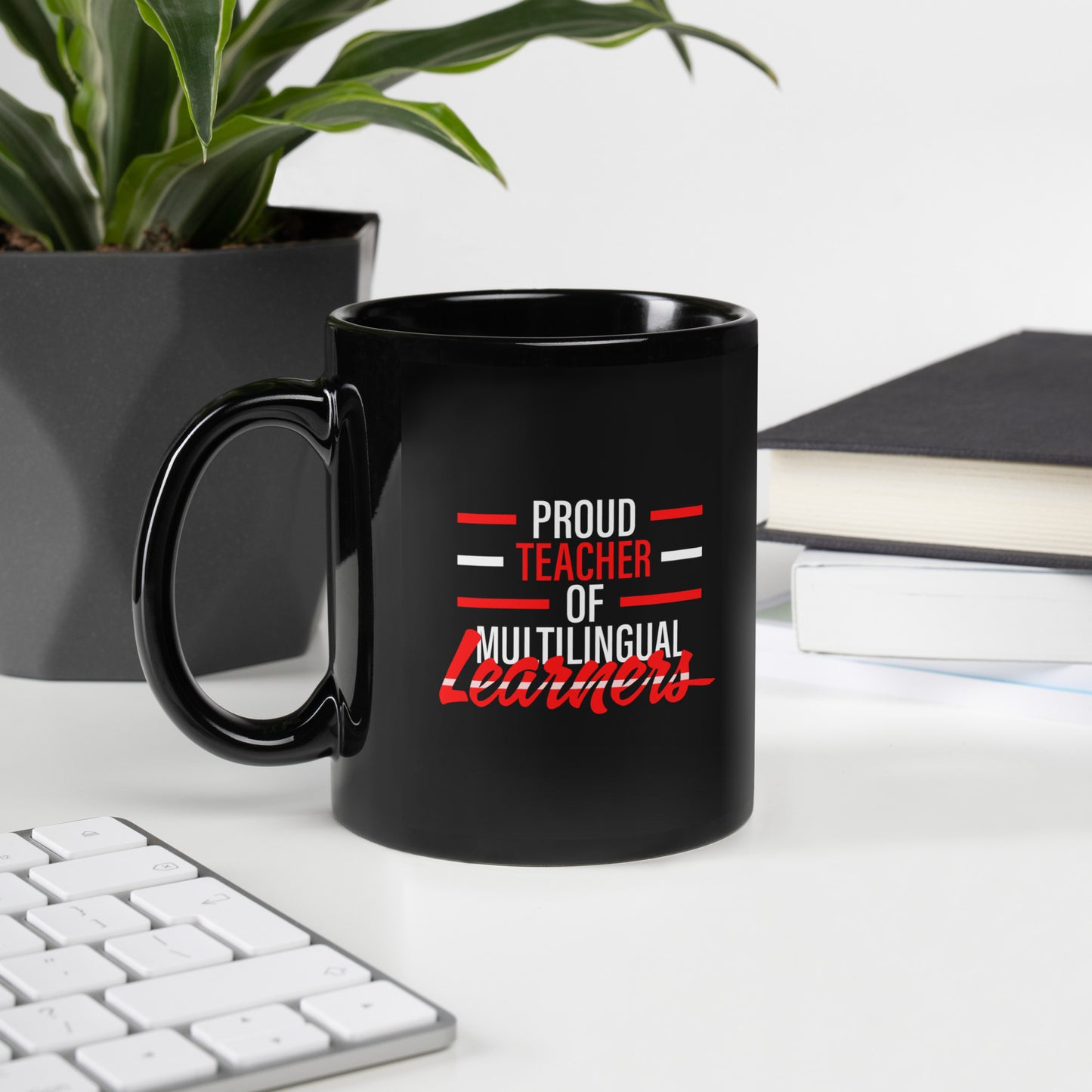 Taza negra brillante de profesor de aprendizaje multilingüe.
