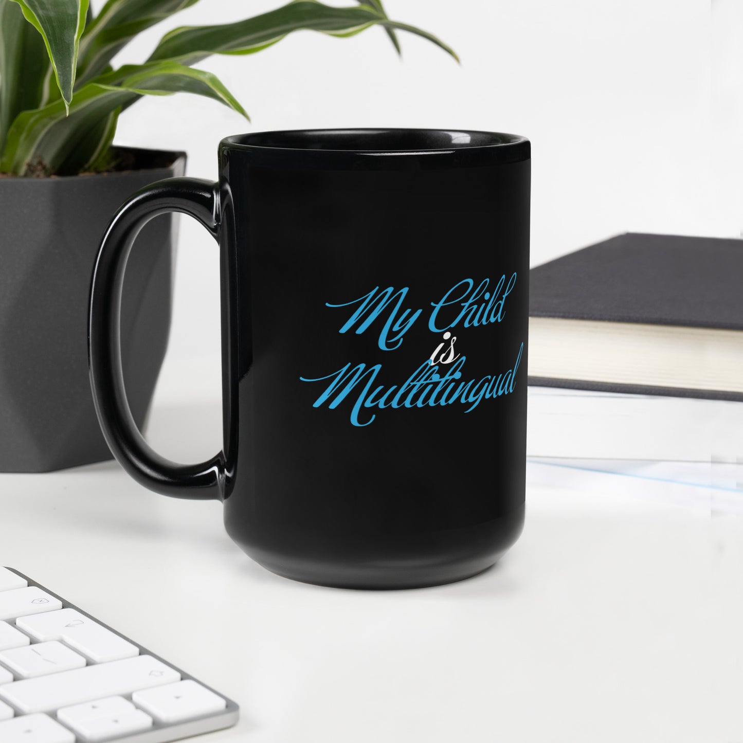 Taza Multilingüe Niño Negro Brillo.