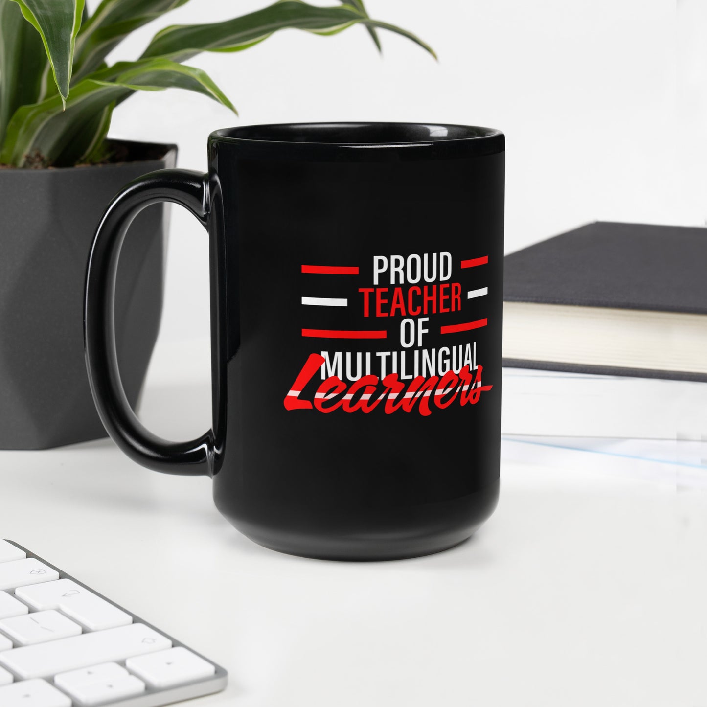 Taza negra brillante de profesor de aprendizaje multilingüe.