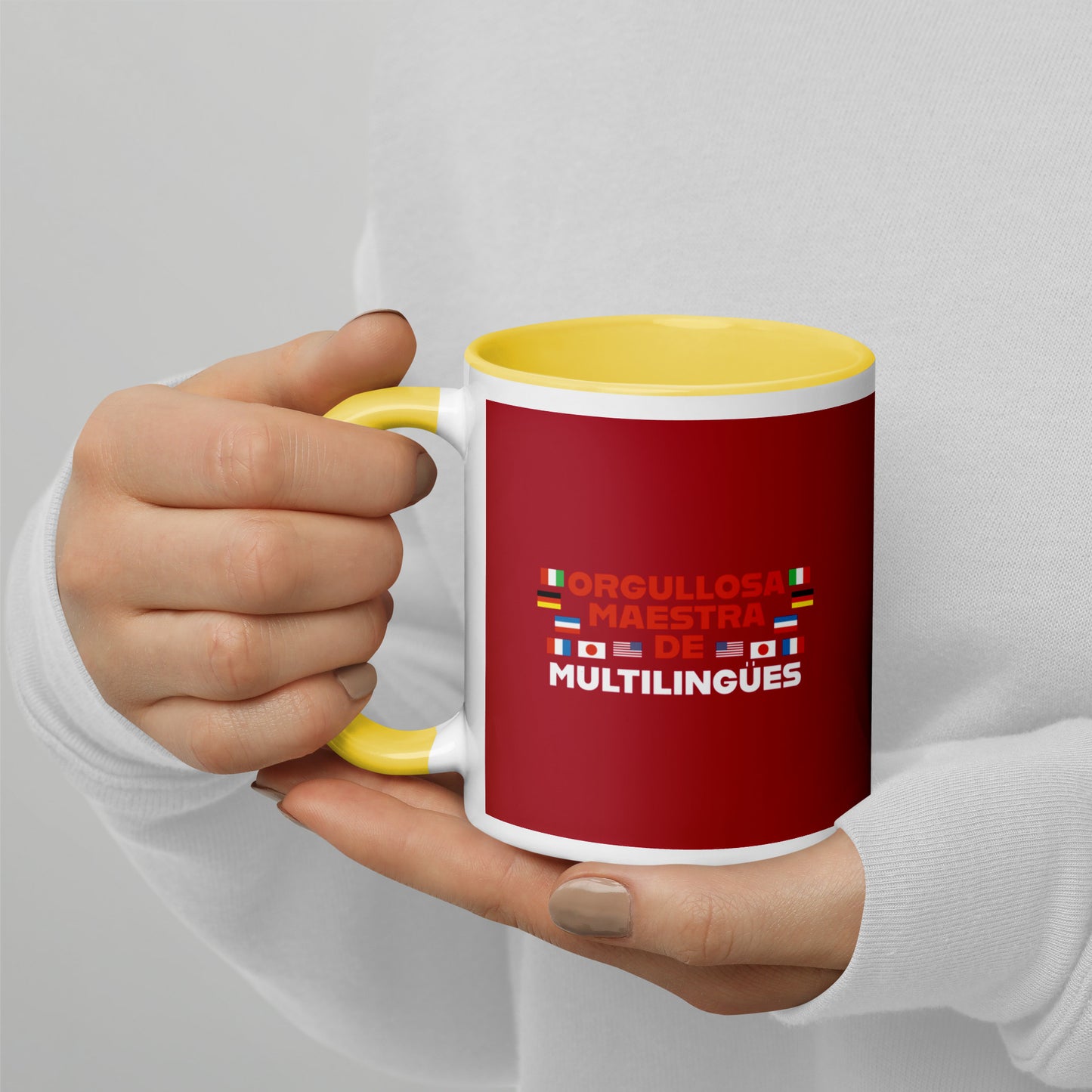 Taza de profesor multilingüe con interior de color.